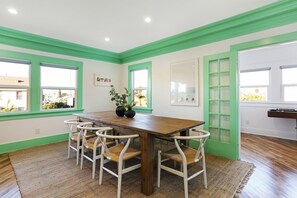 Dining - Beautiful 3 bdr, 3 bth, 3 story huge apt home w Balcony. near everything

 (Los Angeles)