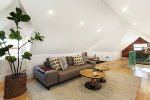 Smart TV - Beautiful 3 bdr, 3 bth, 3 story huge apt home w Balcony. near everything

 (Los Angeles)