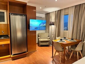 Superior Suite, Mountain View | 1 bedroom, in-room safe, blackout drapes, iron/ironing board - Flat Barra First (São Paulo)