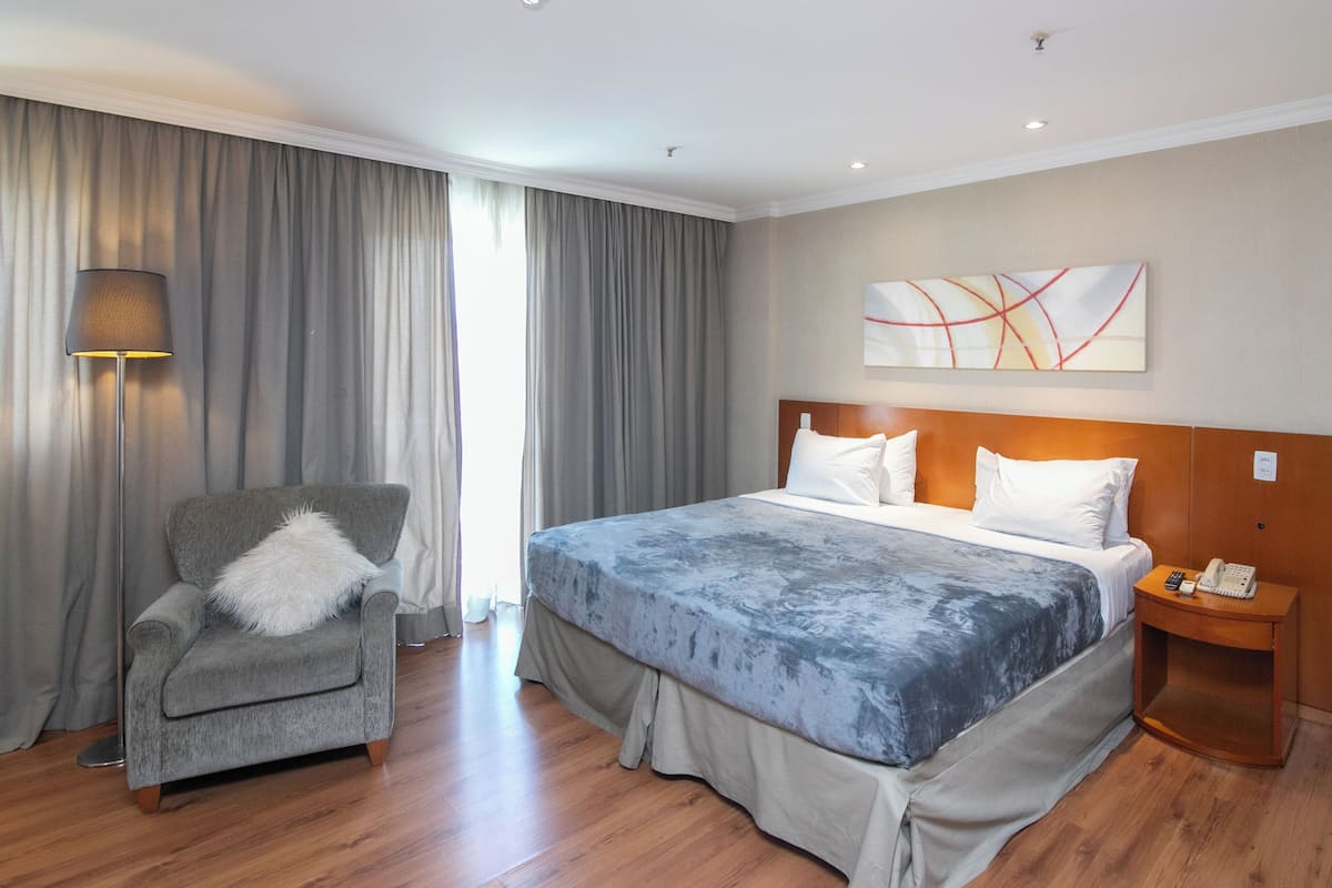 Standard Suite, Mountain View | 1 bedroom, in-room safe, blackout drapes, iron/ironing board