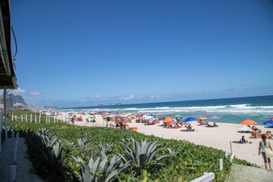 Perto da praia, areia branca 