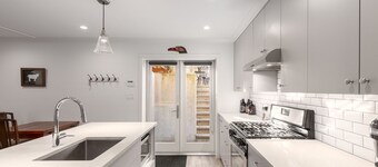 Private apartment in the quiet community of North Vancouver Lynn Valley