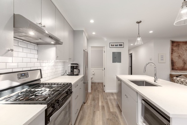 Een koelkast, een microgolfoven, een oven, een kookplaat