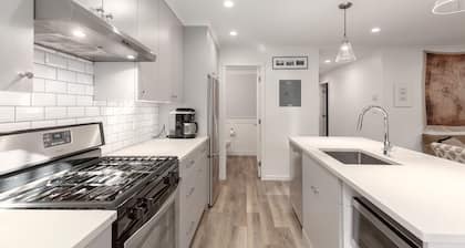 Private apartment in the quiet community of North Vancouver Lynn Valley