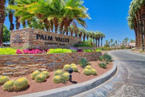 Property grounds - The Fairway Haven by Roav Retreats (Palm Desert)