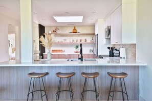 Kylskåp, mikrovågsugn, ugn och spishäll