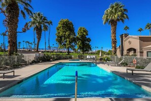 Una piscina al aire libre, una piscina climatizada