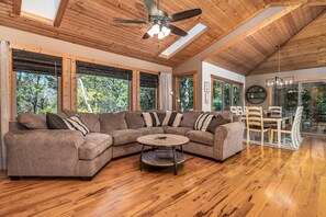 Smart TV, fireplace - Cemetery Ridge Getaway - 3 bedrooms, clean and charming (Galena)