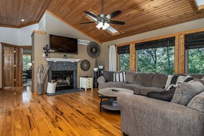 Smart TV, fireplace - Cemetery Ridge Getaway - 3 bedrooms, clean and charming (Galena)