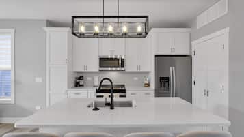 Geladeira, micro-ondas, fogão, cooktop