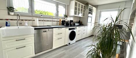 Fridge, oven, stovetop, dishwasher