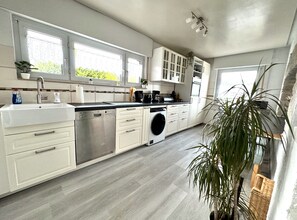 Kühlschrank, Ofen, Herdplatte, Geschirrspüler