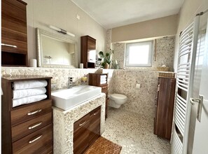 Douche, sèche-cheveux, serviettes fournies