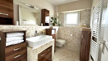 Shower, hair dryer, towels