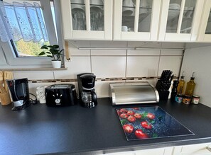 Jääkaappi, uuni, liesi, astianpesukone