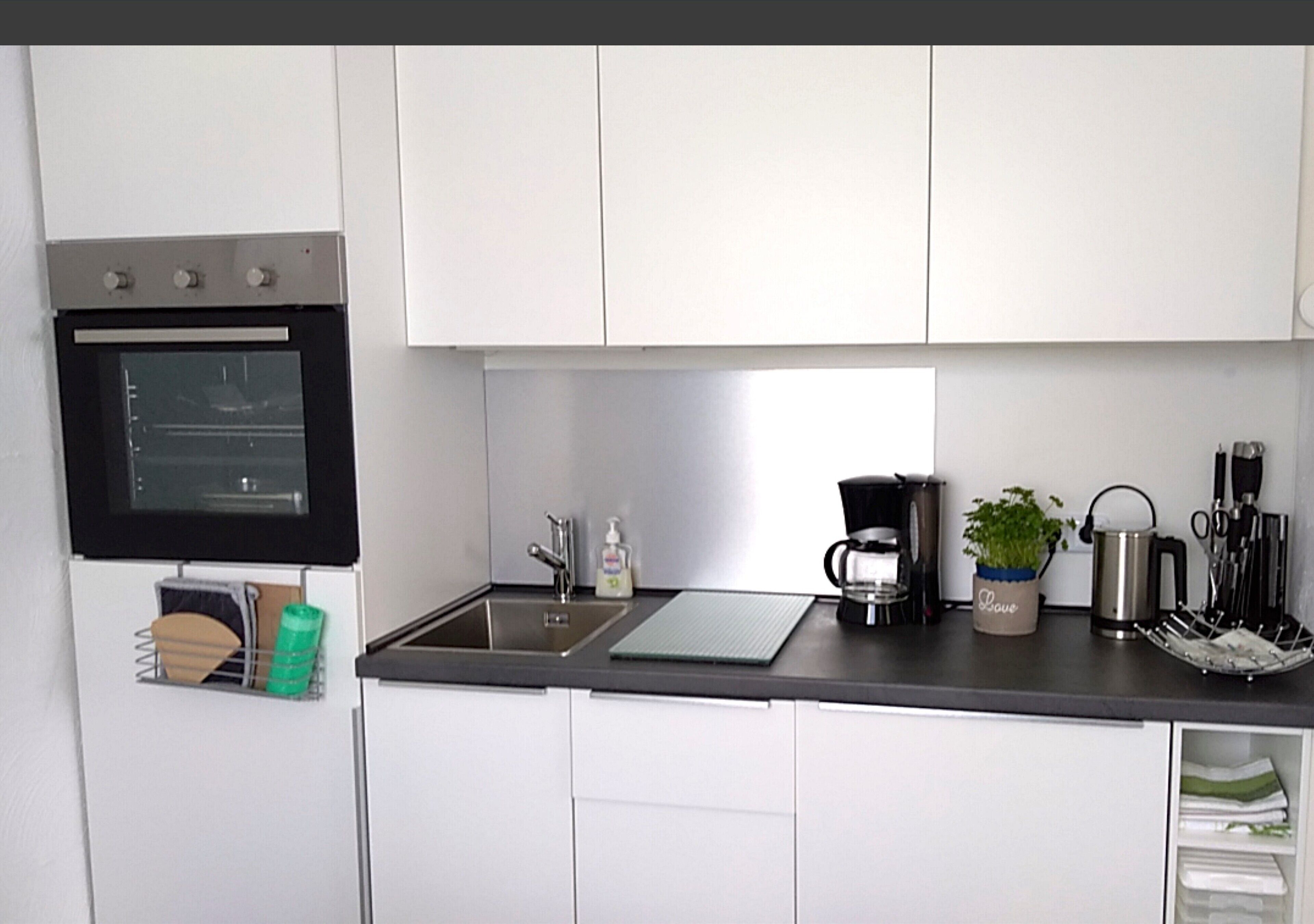 Kühlschrank, Ofen, Herdplatte, Wasserkocher mit Kaffee-/Teezubehör