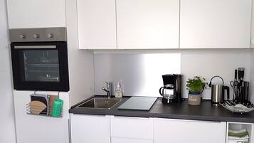 Kühlschrank, Ofen, Herdplatte, Wasserkocher mit Kaffee-/Teezubehör