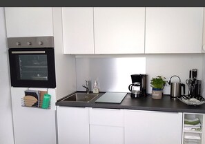 Jääkaappi, uuni, liesi, kahvin-/teenkeitin