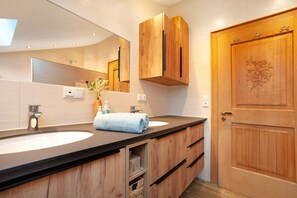 Douche, sèche-cheveux, serviettes fournies