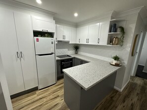 雪櫃、微波爐、焗爐、爐具