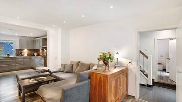 Fernseher, Kamin, Tischtennisplatte, Stereoanlage