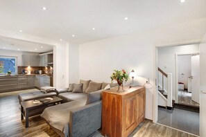 TV, fireplace, ping pong, stereo - Apartment 'Lausebuche Im Sauerland' with Mountain View, Private Terrace and Wi-Fi (Lennestadt / Elspe)