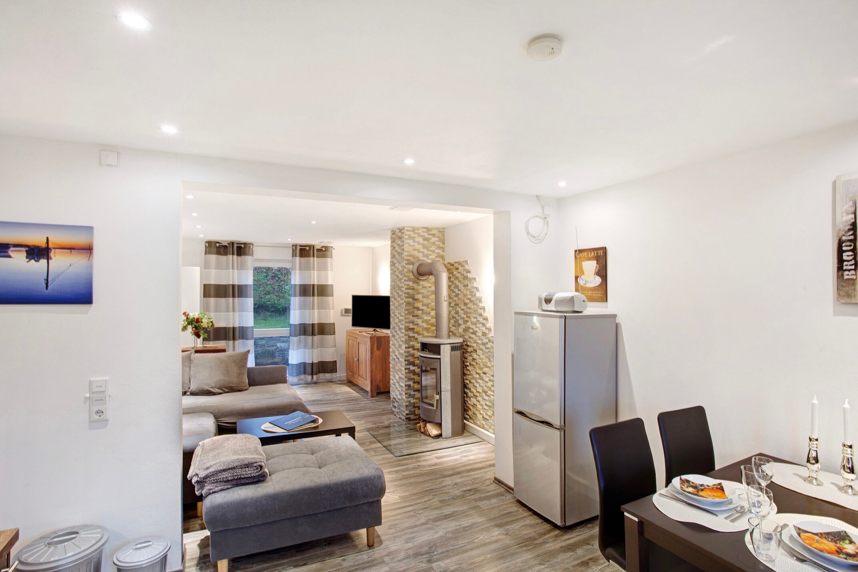 Fernseher, Kamin, Tischtennisplatte, Stereoanlage