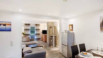 Fernseher, Kamin, Tischtennisplatte, Stereoanlage