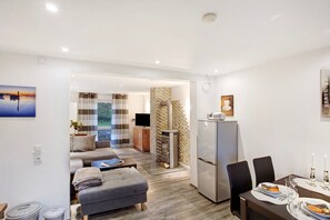 TV, fireplace, ping pong, stereo - Apartment 'Lausebuche Im Sauerland' with Mountain View, Private Terrace and Wi-Fi (Lennestadt / Elspe)