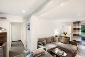 Televisión, chimenea, mesa de ping pong, estéreo