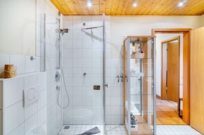 Dusche, Haartrockner, Handtücher