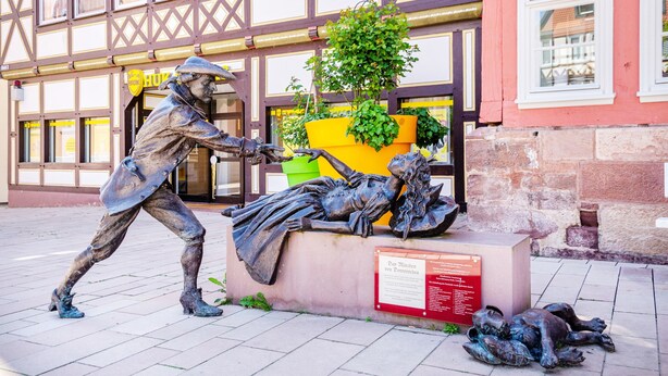 A statue of a knight with a sword and a figure lying on the ground. - Apartment 'Lavendel' with Private Terrace and Wi-Fi (Hofgeismar)