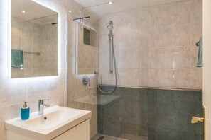 Dusche, Haartrockner, Handtücher