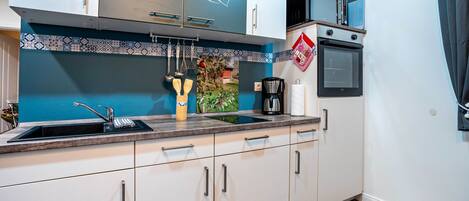 Refrigerador, microondas, horno y parrilla de estufa