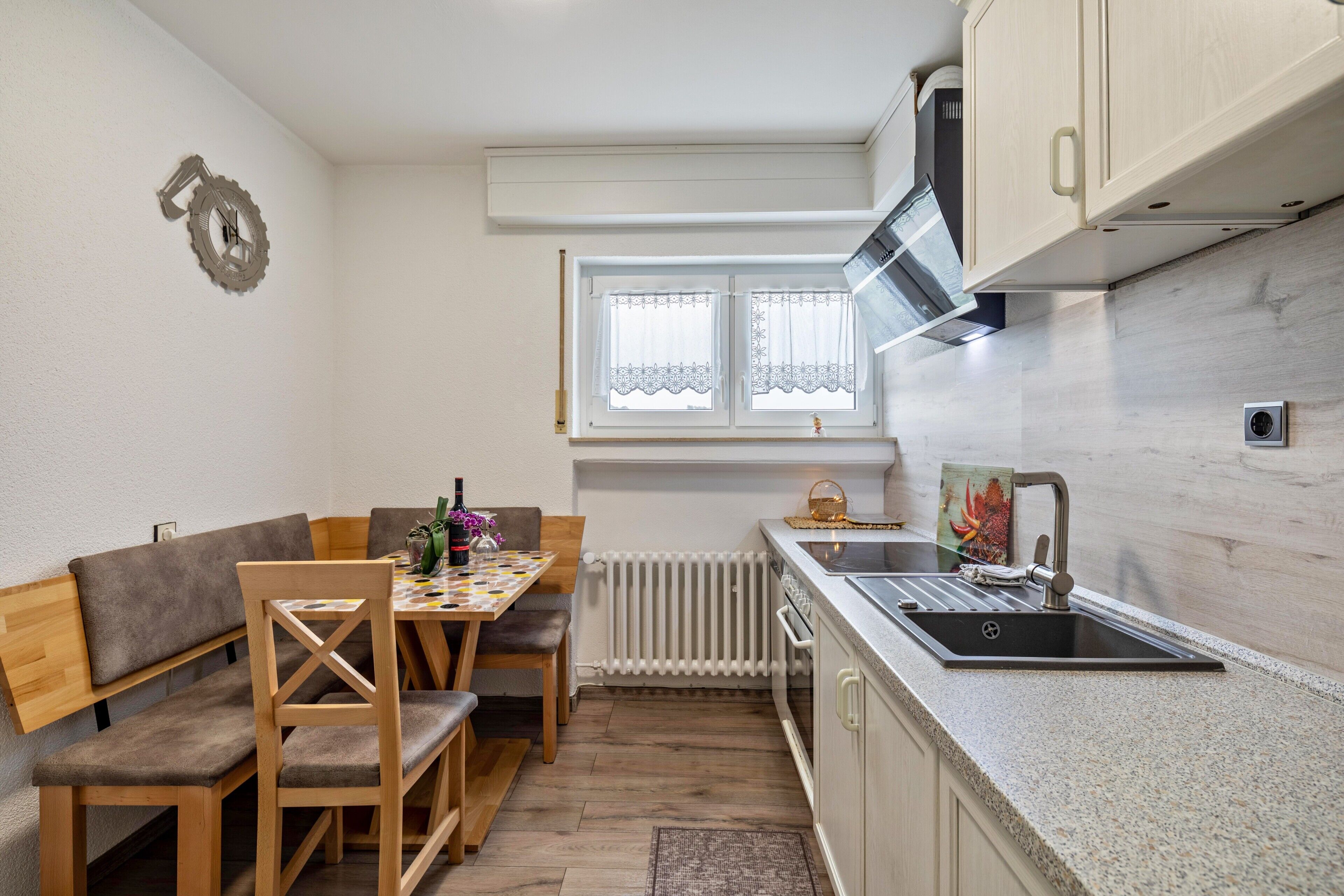 Jääkaappi, mikroaaltouuni, uuni, liesi