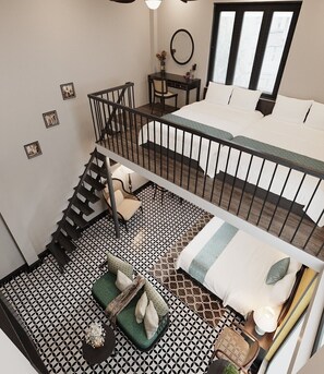 Une pièce à deux niveaux, avec un escalier, un lit, un bureau et une fenêtre.
