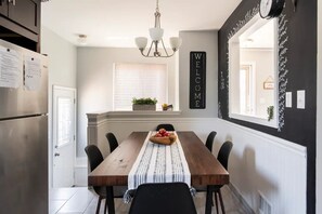 Dining - 10 mins away from Downtown Detroit Cozy Bespoke Home 6BDs Washer Dryer Smart TV (Warren)