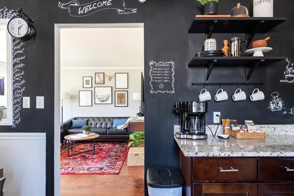 Interior - 10 mins away from Downtown Detroit Cozy Bespoke Home 6BDs Washer Dryer Smart TV (Warren)