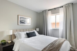 4 bedrooms, iron/ironing board, WiFi, bed sheets - 10 mins away from Downtown Detroit Cozy Bespoke Home 6BDs Washer Dryer Smart TV (Warren)