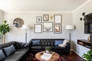 Living area - 10 mins away from Downtown Detroit Cozy Bespoke Home 6BDs Washer Dryer Smart TV (Warren)