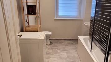 Haartrockner, Handtücher, Seife, Toilettenpapier