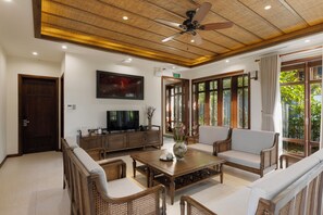 Three bedroom pool villa | Memory foam -patjalliset sängyt, minibaari, tallelokero huoneessa