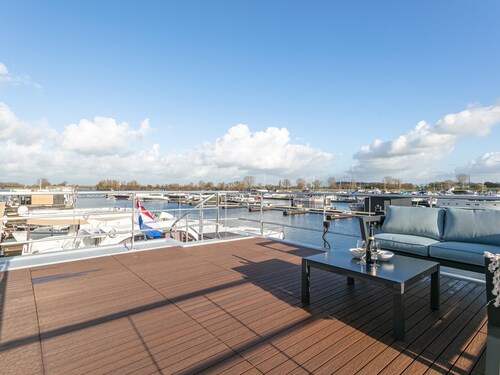 Beautiful houseboat with roof terrace in beautiful harbour