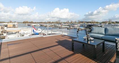 Beautiful houseboat with roof terrace in beautiful harbour