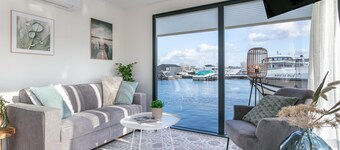 Beautiful houseboat with roof terrace in beautiful harbour
