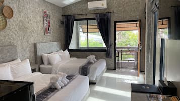Club Quadruple Room | In-room safe, free WiFi, bed sheets