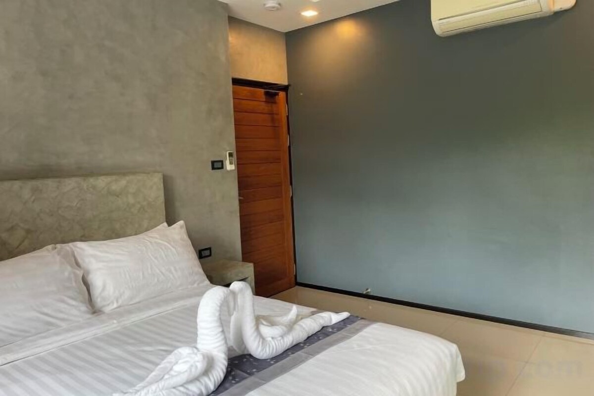 In-room safe, WiFi (free), bed sheets
