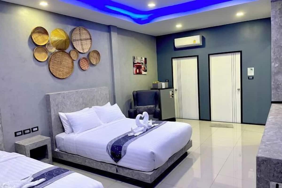 In-room safe, free WiFi, bed sheets