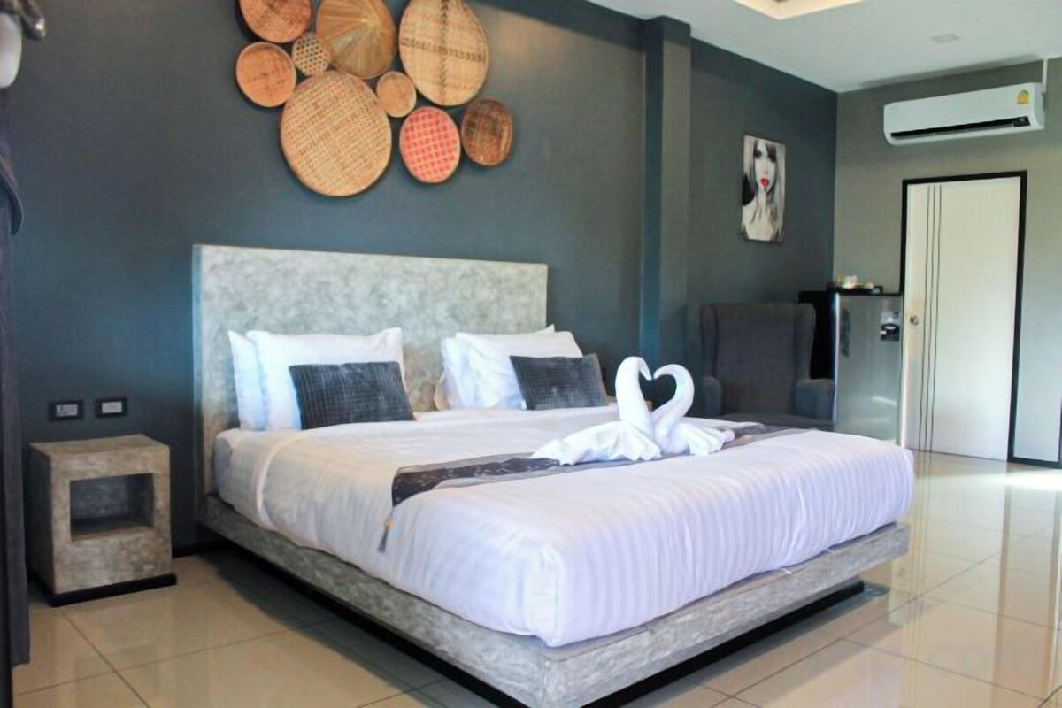 In-room safe, WiFi (free), bed sheets
