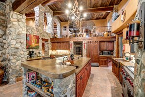 Fridge, microwave, oven, stovetop - de las Cruces - Cave Creek Mountain Retreat with Pool sleeps 10 (Cave Creek)